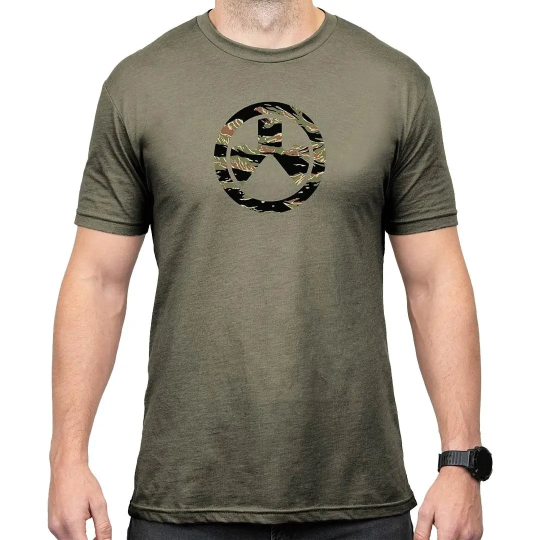 T-shirt vert avec icône de rayure de tigre