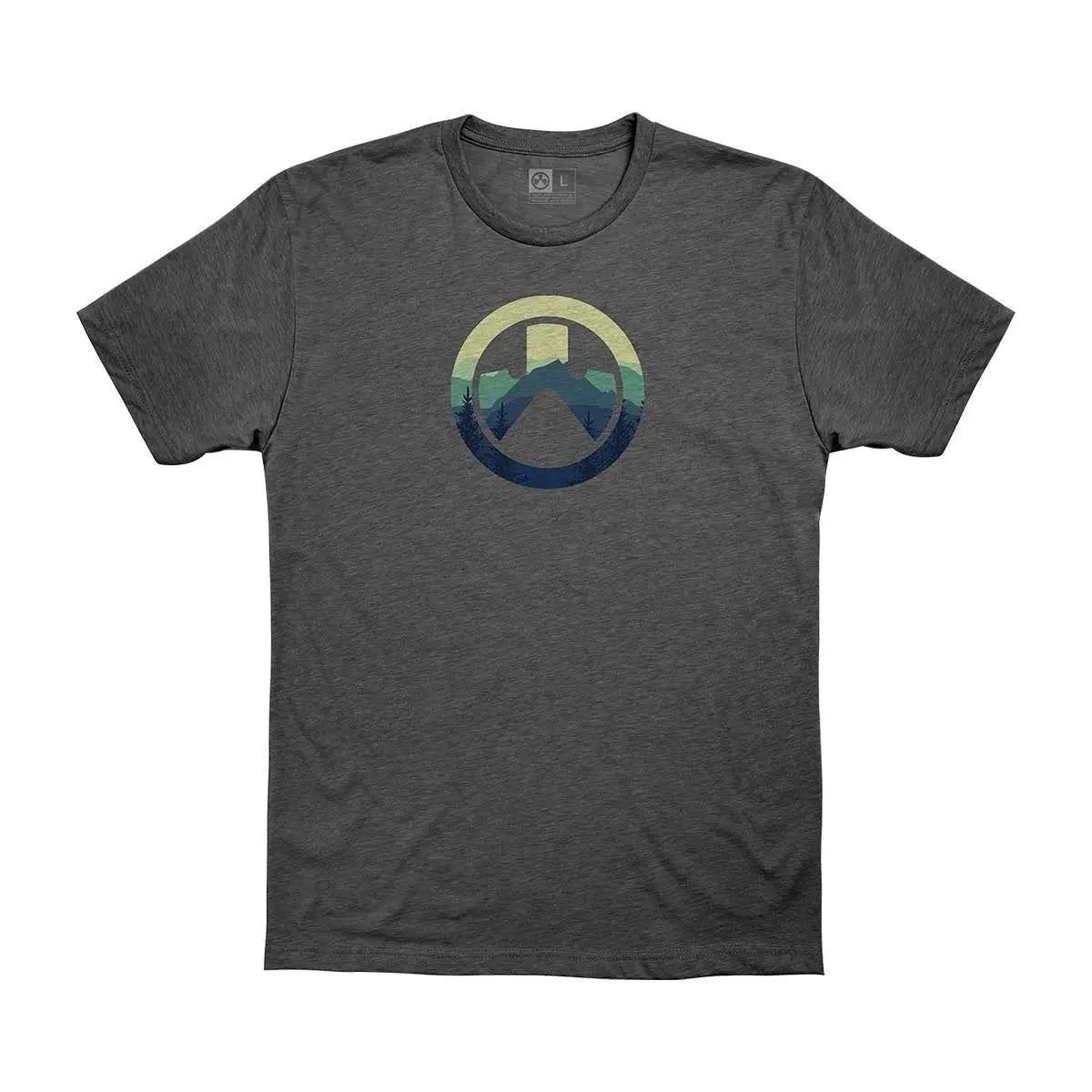 Logo de la Cascade sur un tee-shirt Magpul, idéal pour les aventures en plein air, fabriqué en mélange de coton et de polyester, disponible en gris charcoal et bleu navy.