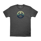 Logo de la Cascade sur un tee-shirt Magpul, idéal pour les aventures en plein air, fabriqué en mélange de coton et de polyester, disponible en gris charcoal et bleu navy.