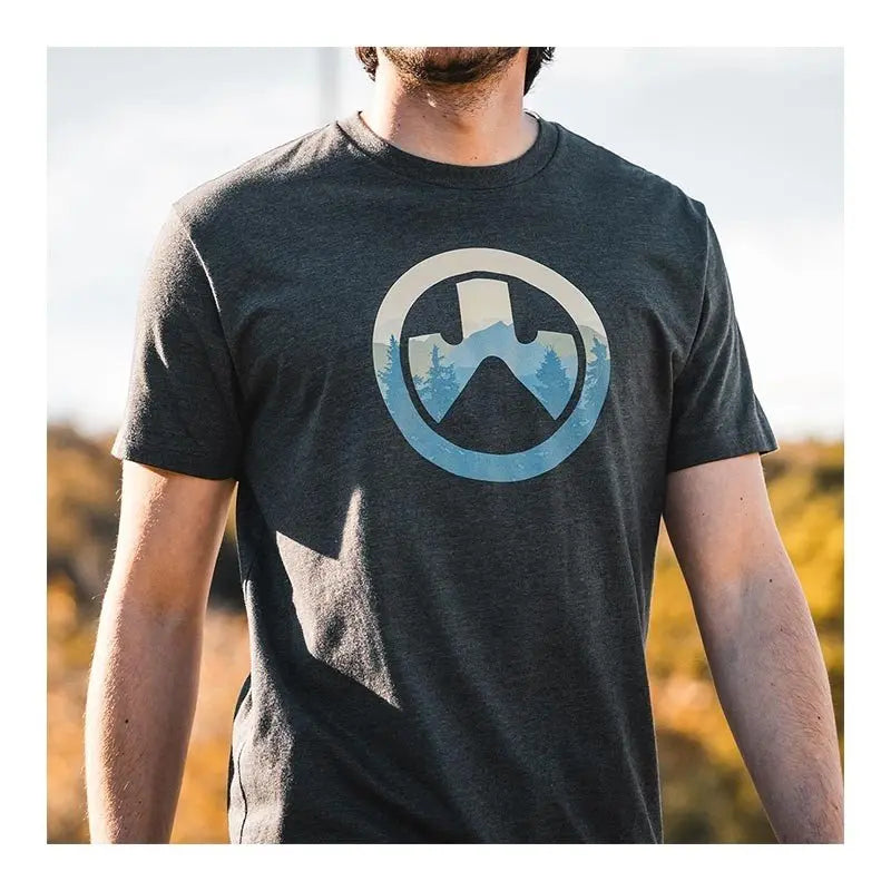 Logo Cascade Icon de Magpul sur un tee-shirt en coton et polyester, idéal pour les aventures en plein air