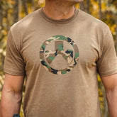 Tee Shirt FDE Icon Woodland Camo Magpul pour les amateurs de vêtements de camouflage.