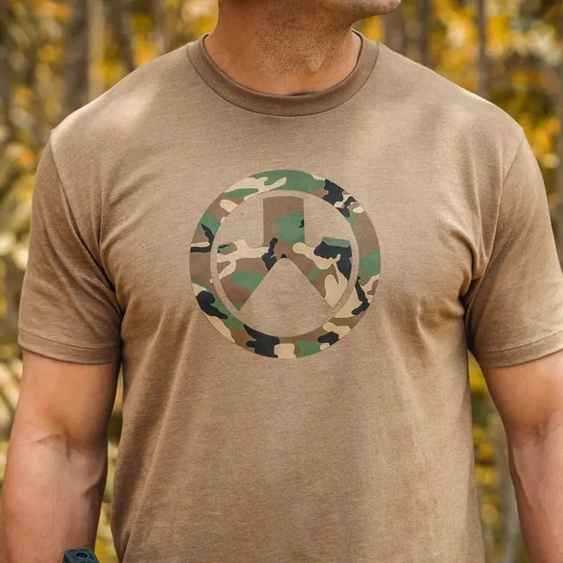 Tee Shirt FDE Icon Woodland Camo Magpul pour les amateurs de vêtements de camouflage.